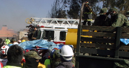 墨西哥輸油管道爆炸現(xiàn)場(chǎng)