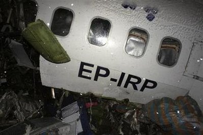 伊朗飛機(jī)墜地?cái)酁槿?jié) 深埋積雪之中(圖)