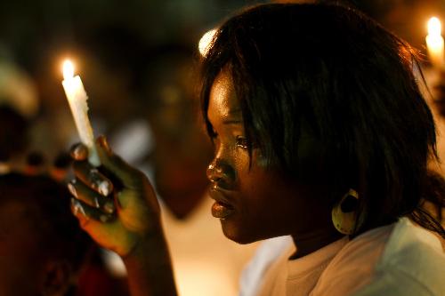 各地民眾紀念海地地震一周年