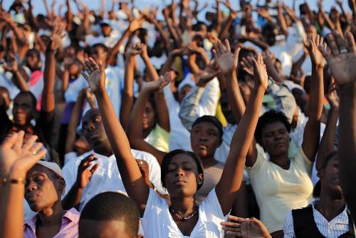 各地民眾紀念海地地震一周年