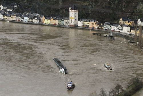 德國萊茵河裝載硫酸運輸船傾覆