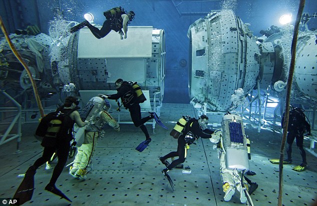 泳池中的太空艙——俄公布宇航員水下訓練圖