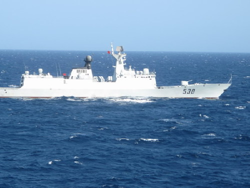 海軍“徐州號”在地中海為我撤僑游輪伴航