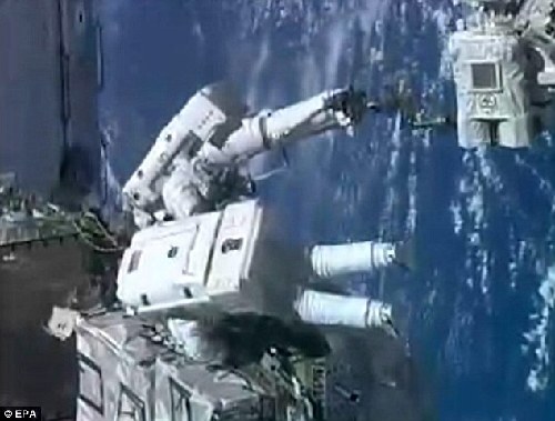 電腦程序出故障 宇航員“懸掛”太空近半小時