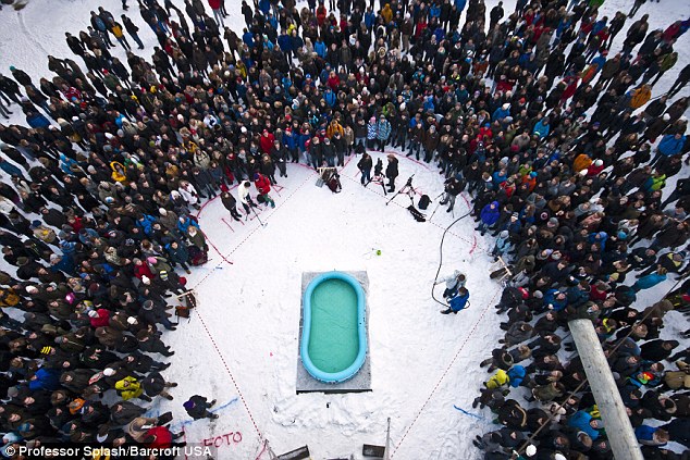 從10.8米高臺跳入0.3米淺池 美國男子再破吉尼斯紀錄