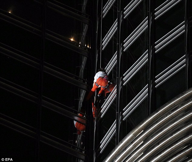 真人版“蜘蛛俠”現身迪拜 6小時登頂哈利法塔