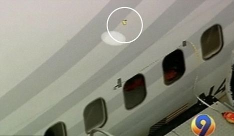 美客機機身驚現彈孔 意外還是恐怖襲擊？