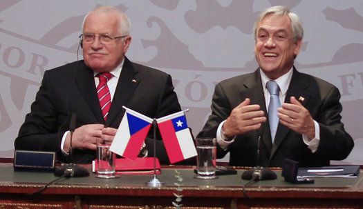 捷克總統順手拿筆視頻瘋傳 5000人欲給他送筆