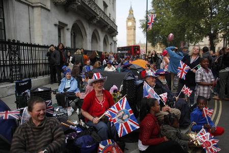 倫敦上萬市民聚集威廉婚禮路線兩側觀看盛典（圖）