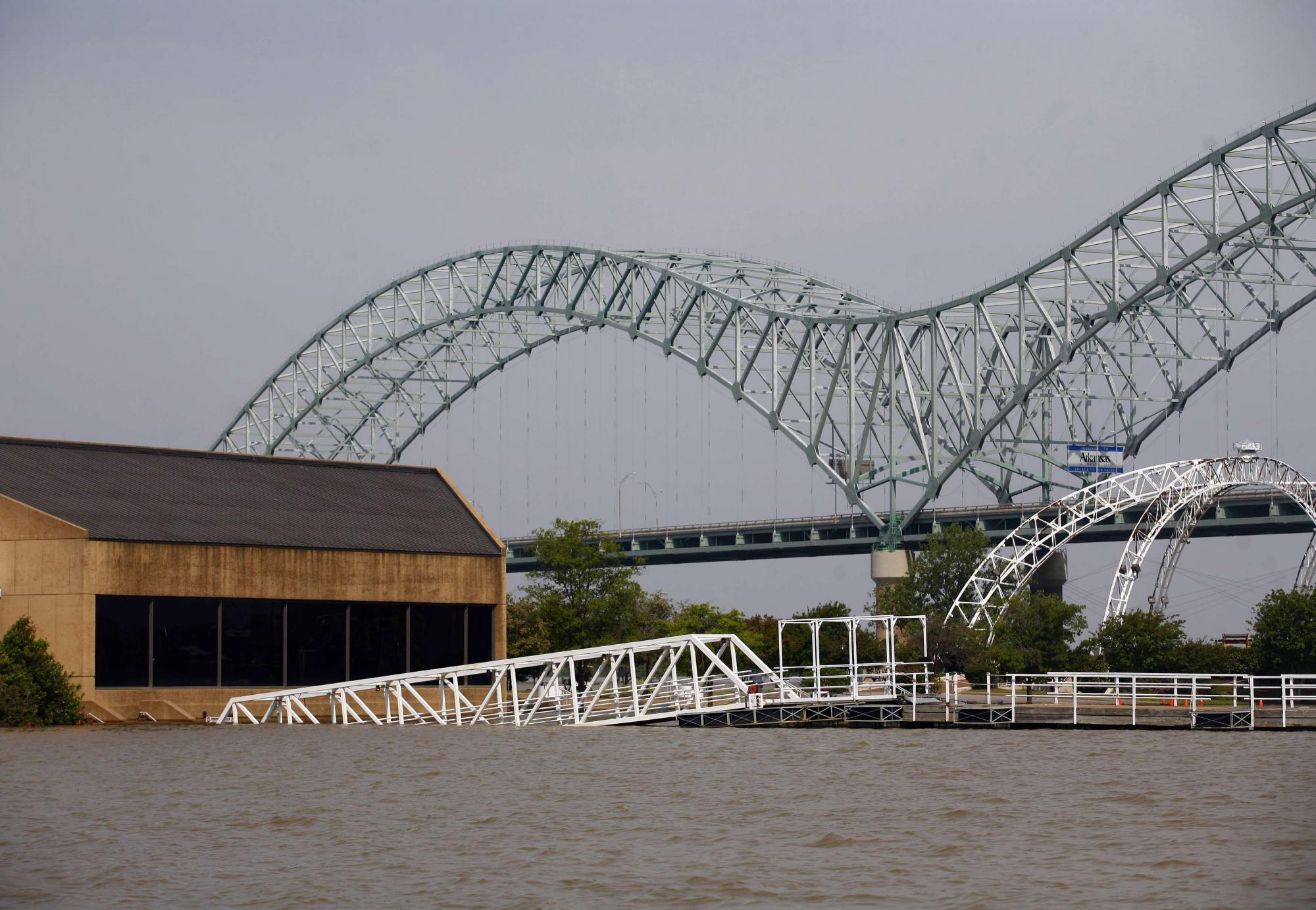 密西西比河河水泛濫 孟菲斯居民面臨洪水和毒蛇侵擾