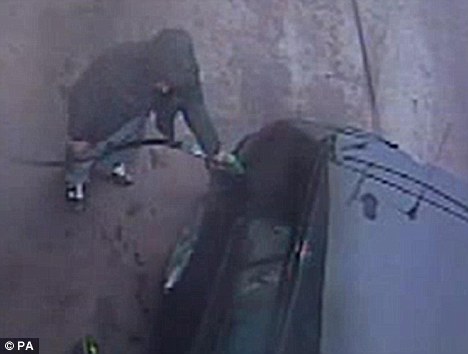 英國“加霸王油”現象增多 警方公布照片勸嫌犯收手