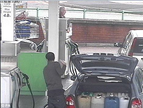 英國“加霸王油”現(xiàn)象增多 警方公布照片勸嫌犯收手