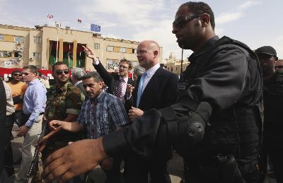 英外長(zhǎng)突訪利比亞、“阿帕奇”參戰(zhàn) 俄警告地面戰(zhàn)風(fēng)險(xiǎn)