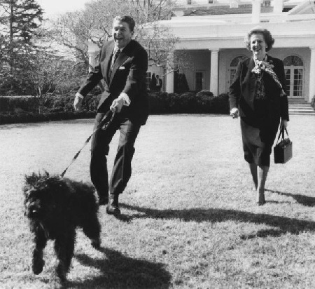 撒切爾夫人黑色手提包今拍賣 被稱“秘密武器”