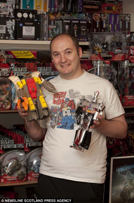 英男子癡迷變形金剛玩具數十載 為女友忍痛變賣珍貴藏品