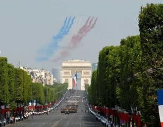 法國(guó)慶祝國(guó)慶 薩科齊將檢閱三軍