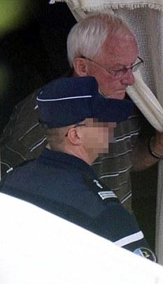 子彈或涂毒行兇時聽音樂 布雷維克父親稱兒子應自殺