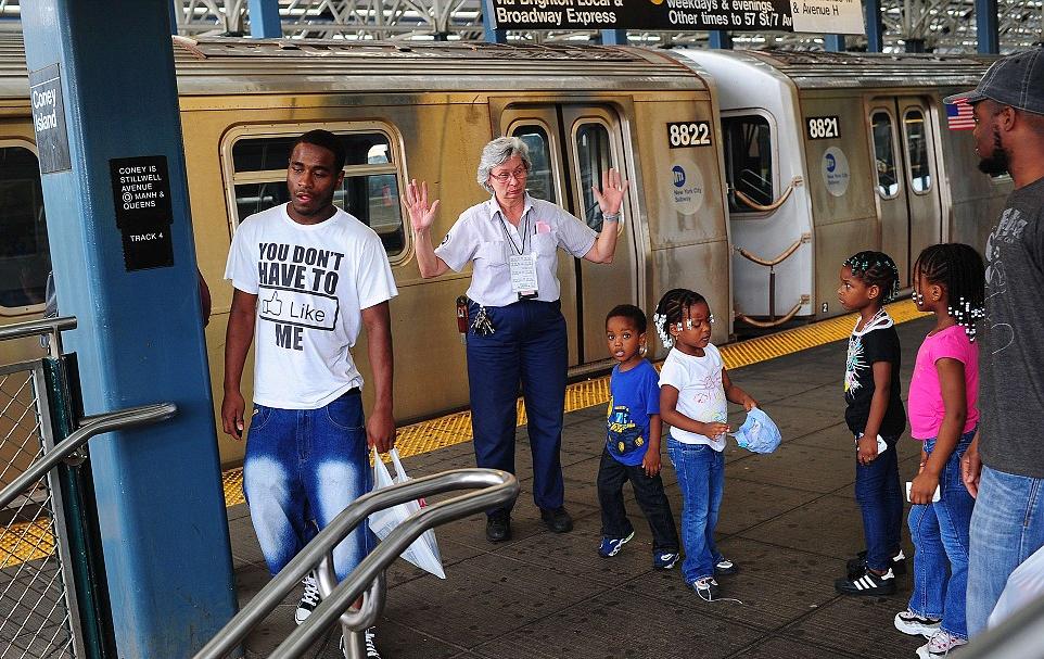 颶風(fēng)“艾琳”抵達(dá)紐約 奧巴馬坐鎮(zhèn)華府指揮中心應(yīng)對(duì)風(fēng)災(zāi)