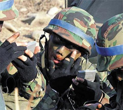 愛武裝也愛紅裝 韓國年輕男兵掀起護膚潮流