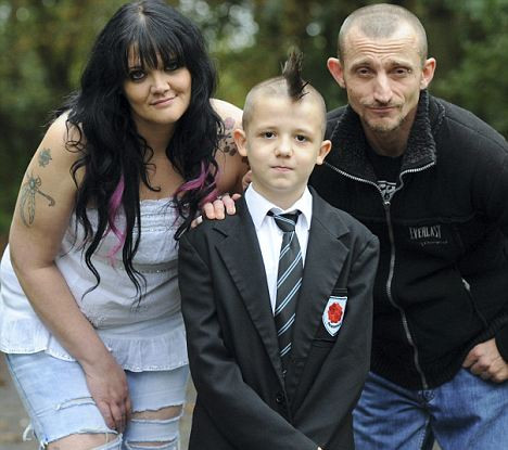 英國男孩“莫西干”發(fā)型遭學(xué)校排斥 家長欲讓其轉(zhuǎn)學(xué)