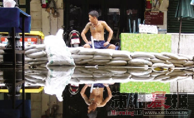 泰國曼谷洪水漫入泰皇宮 留守居民從容應對