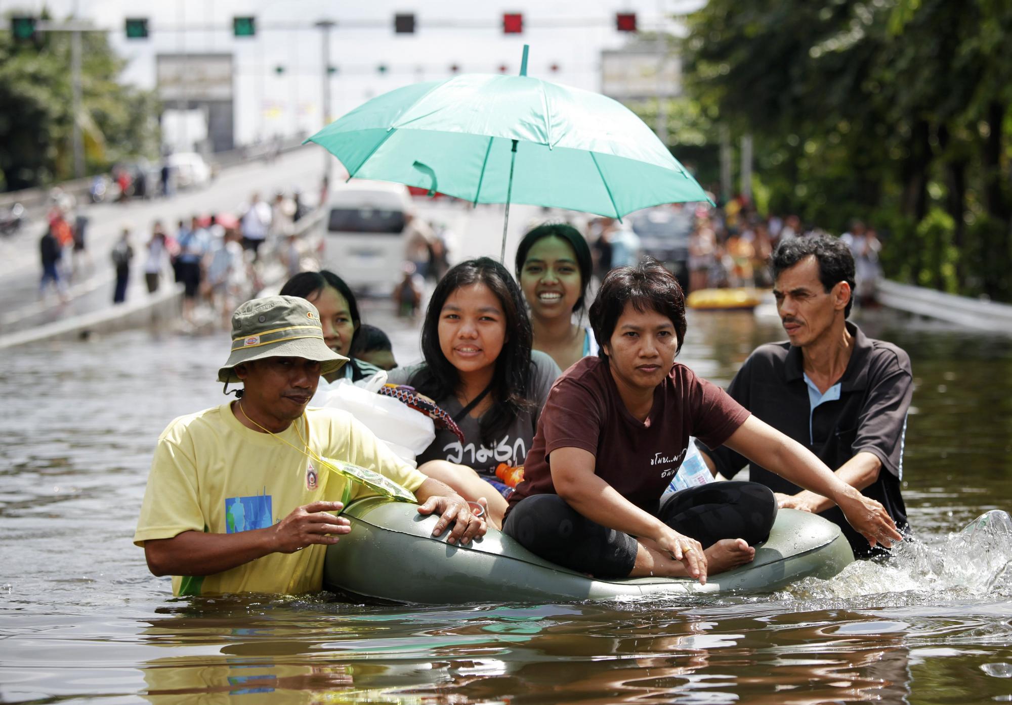 泰國總理稱有信心戰(zhàn)勝洪水 國王要求軍隊全力救災(zāi)