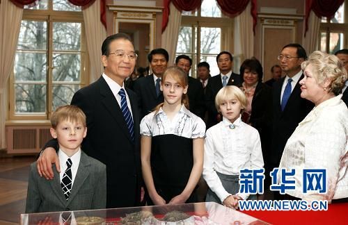 溫家寶參觀俄皇村中學 稱是普希金詩歌愛好者