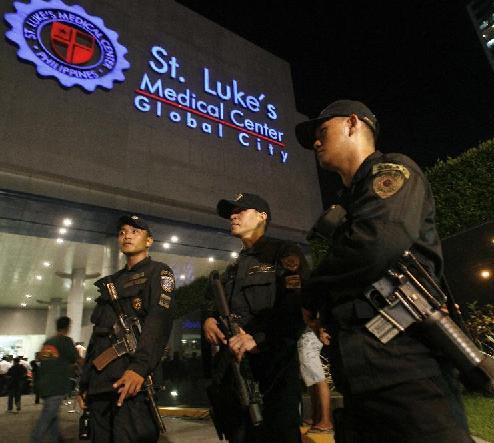 菲前總統阿羅約病房中被捕 面目全非或面臨終身監禁