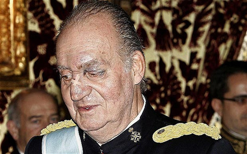 西班牙國王不慎撞上門 鼻梁貼膠布歡迎外使