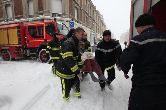 暴風雪“突襲”西歐 多國交通遭“重創”