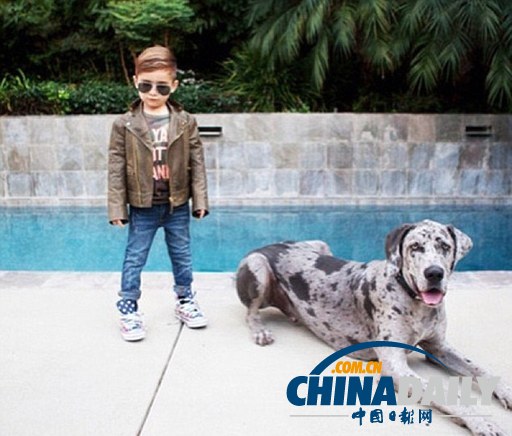 美國5歲男孩穿著時尚愛拍照愛分享 引領網(wǎng)絡炫酷風