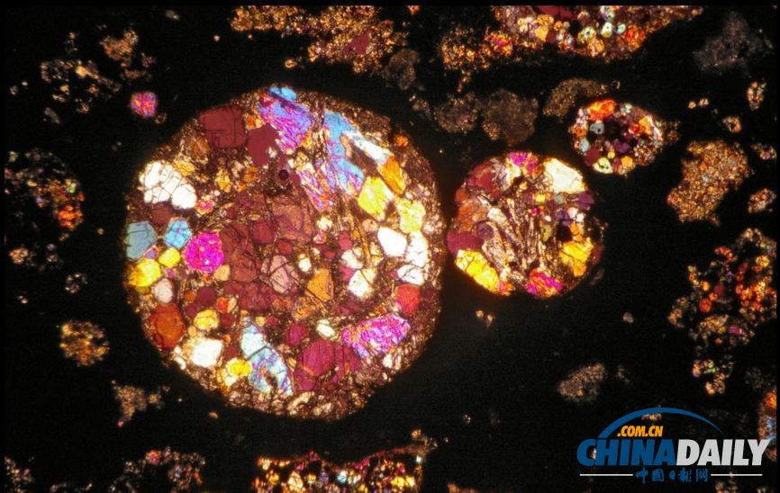 奇妙照片展現(xiàn)45億年前隕石內(nèi)部絢麗“萬(wàn)花筒”（組圖）