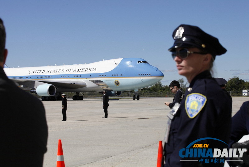 奧巴馬攜夫人乘專機參加聯(lián)合國大會 米歇爾揉眼睛顯疲勞