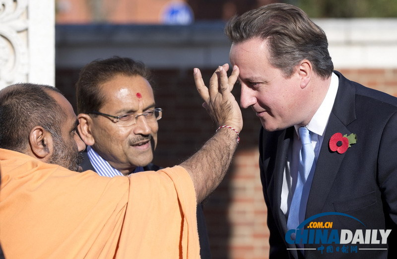 卡梅倫夫婦參加印度燈節(jié)慶典 薩曼莎身穿印度服飾很驚艷