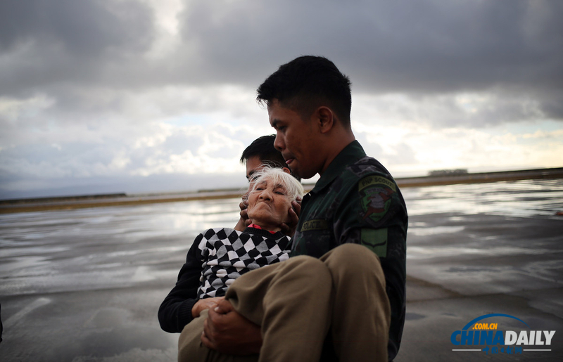 災(zāi)難無(wú)情人有情:盤(pán)點(diǎn)菲律賓災(zāi)區(qū)感人瞬間(組圖)