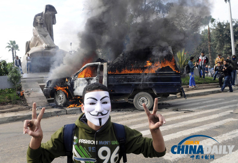 埃及前總統(tǒng)穆爾西支持者繼續(xù)示威 遭催淚彈驅(qū)趕