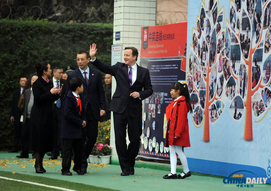 卡梅倫訪問成都 與中國小學生交流互動、打乒乓球