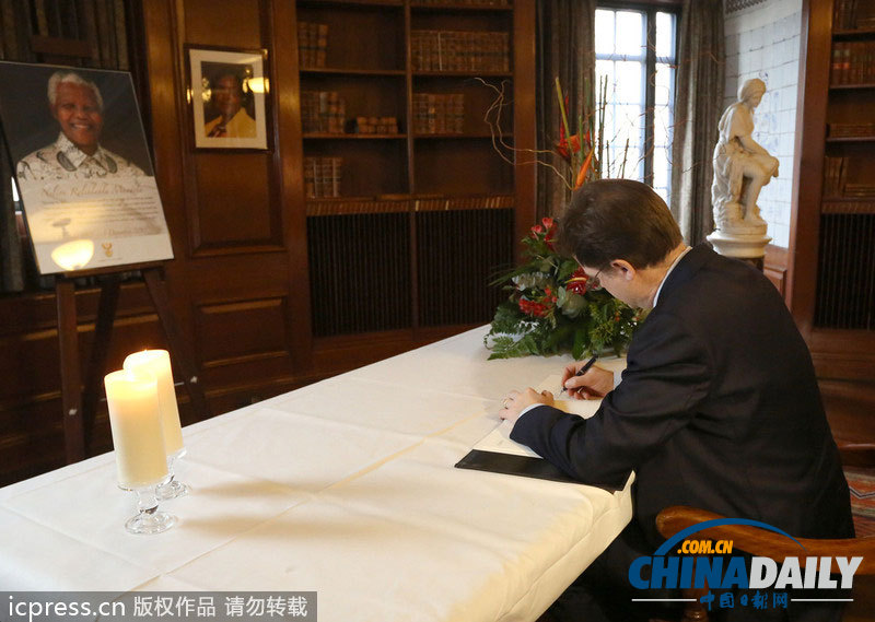 各國(guó)政要悼念曼德拉 奧巴馬夫婦啟程赴南非