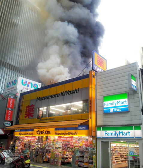 東京地鐵站附近發(fā)生大火 已燒毀4棟建筑物(圖)