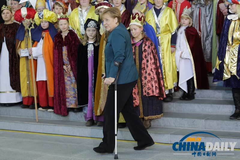 默克爾滑雪受傷首現身 拄雙拐接待唱詩班