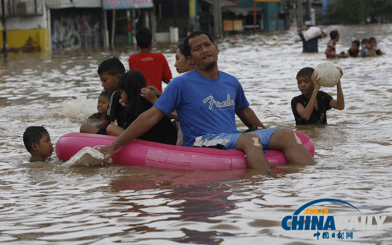 印尼洪水泛濫持續 居民被迫“劃船”出行