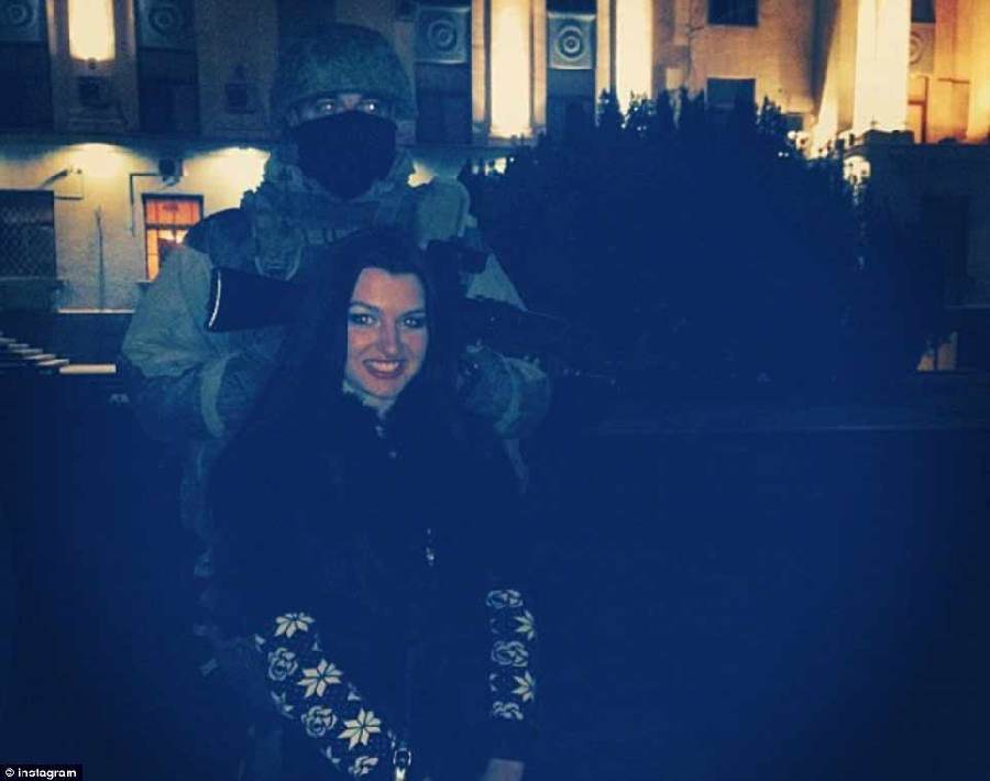 俄軍進(jìn)駐克里米亞 民眾大玩自拍歡迎