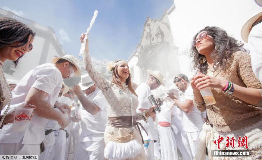 西班牙白色狂歡節(jié) 享受刺激爽身粉大戰(zhàn)