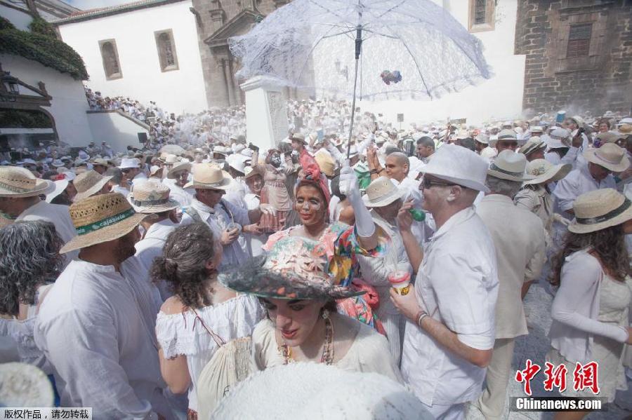 西班牙白色狂歡節 享受刺激爽身粉大戰