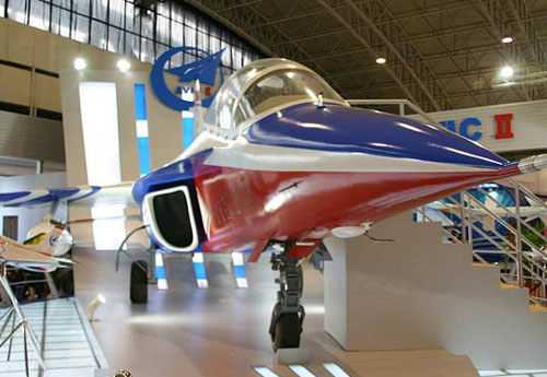 中國“獵鷹”第三代高級教練機研制成功