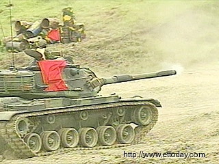 扁將近距離觀看臺(tái)漢光軍演實(shí)彈火力展示