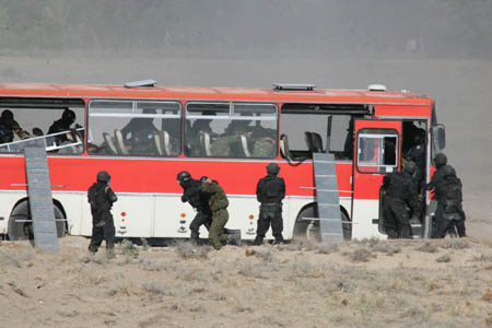 中哈聯(lián)合反恐演習第一階段實兵演練開始