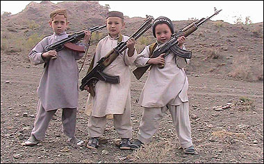 令人百感交集的照片 兒童拿AK-47當(dāng)玩具[圖]