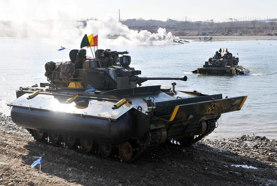 韓國陸軍進(jìn)行大規(guī)模渡河實(shí)戰(zhàn)訓(xùn)練