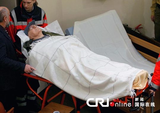 德國(guó)89歲納粹嫌犯躺在擔(dān)架上出庭受審